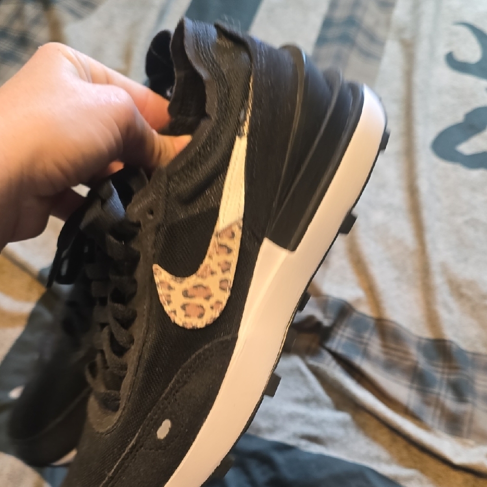 Nike Black Women's Sneakers with Leopard Print Swoosh Brand New 71/2 Never Worn - Picture 4 of 8